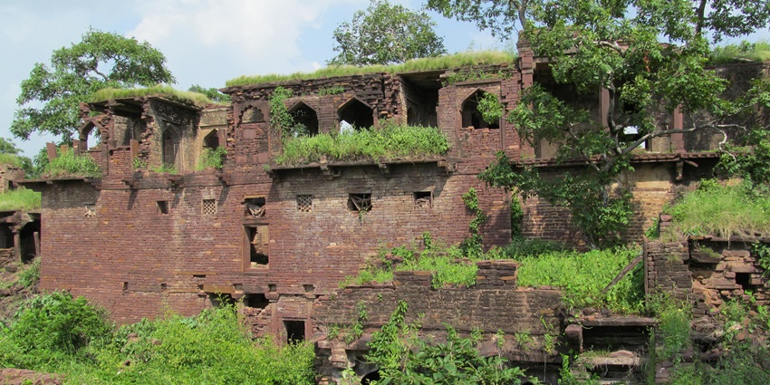 Khandar Fort is a historic ruined fort near Ranthambore offering panoramic countryside views.