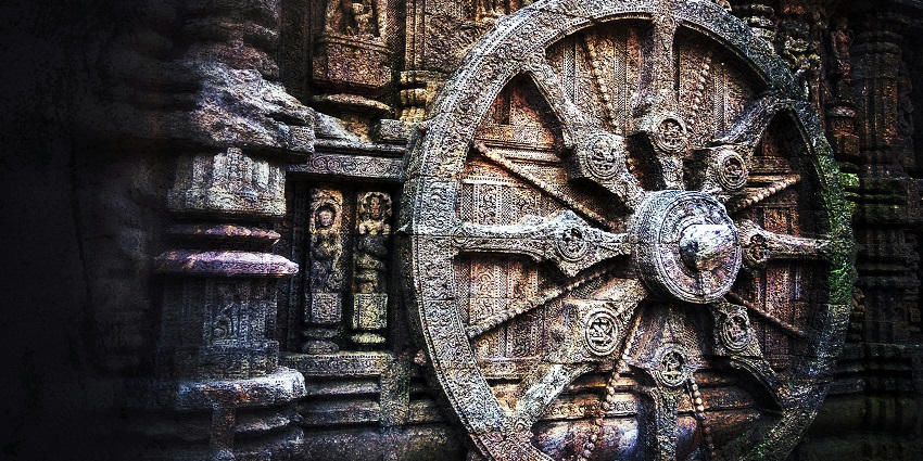 : A close view of a sculpture at Khanderawali Temple in Madhya Pradesh