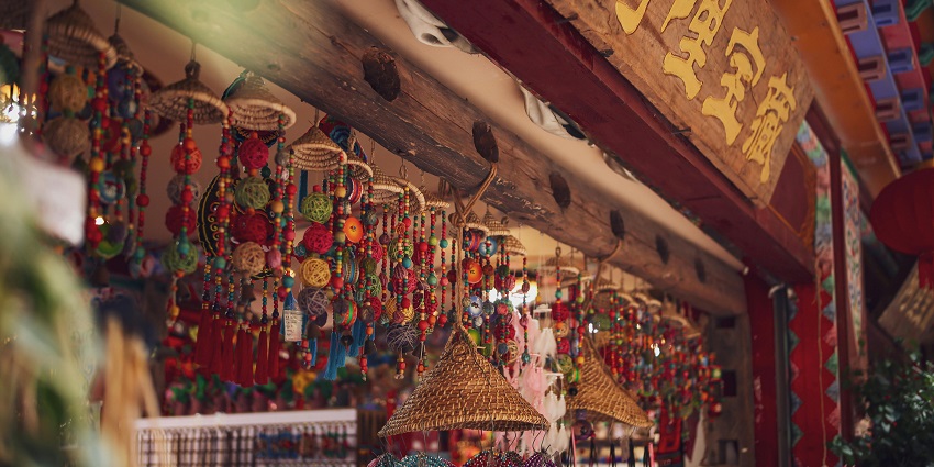 Khaniyara Village Craft Stores provides a great shopping experience in the scenic Khaniyara.