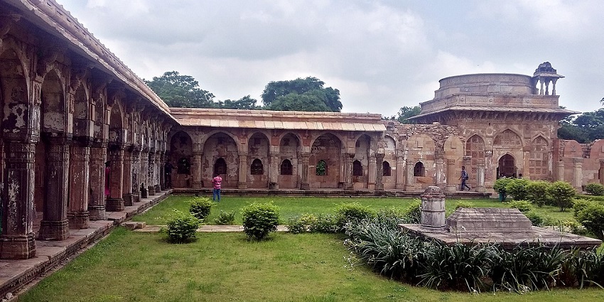 Khapra Zaveri Palace is a popular palace of the medieval period and exudes royalty.