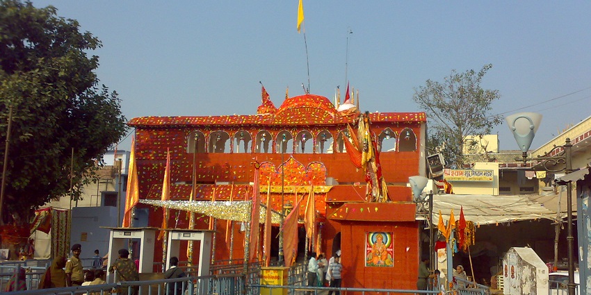 Khatu Shyamji Temple bustling with devotees, similar to vibrant energy of the Sikar temple