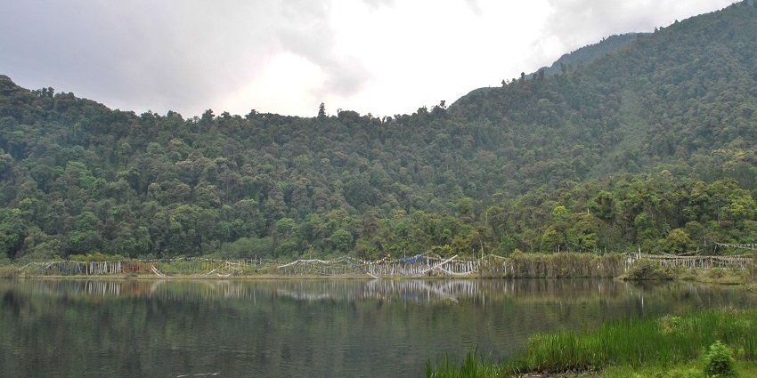 An idyllic picture of the beautiful lake amidst the hills in the capital of Sikkim