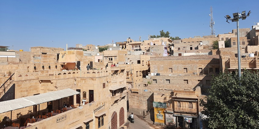 A glimpse of the sprawling Khetolai village of Rajasthan decked with houses and forts.