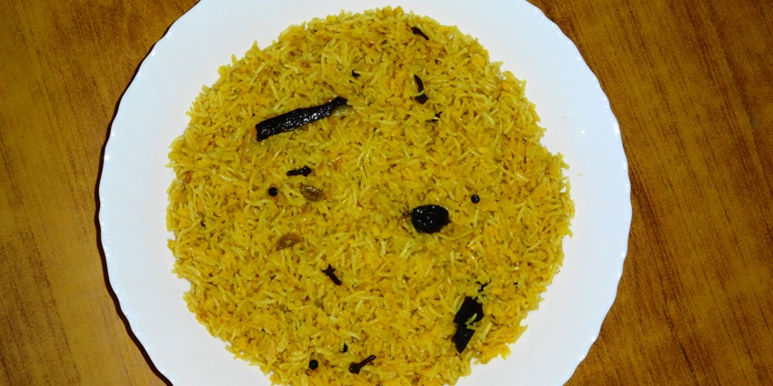 Khicede is a famous food in Puri that is prepared by mixing rice and lentils, cooked in pure ghee.