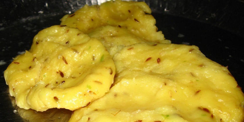 Khichu is a healthy and best vegetarian street food in Vadodara, served hot.