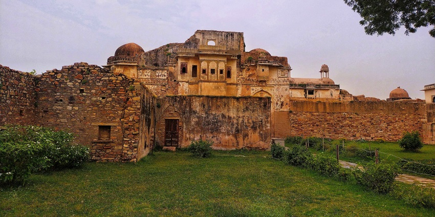 A glimpse of the iconic Khimsar Fort, a major tourist attraction near Sonargarh Fort.