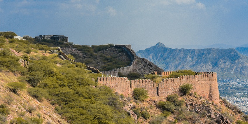 An aerial view of Khimsar Fort, one of the scenic places to visit near Nagaur Fort.