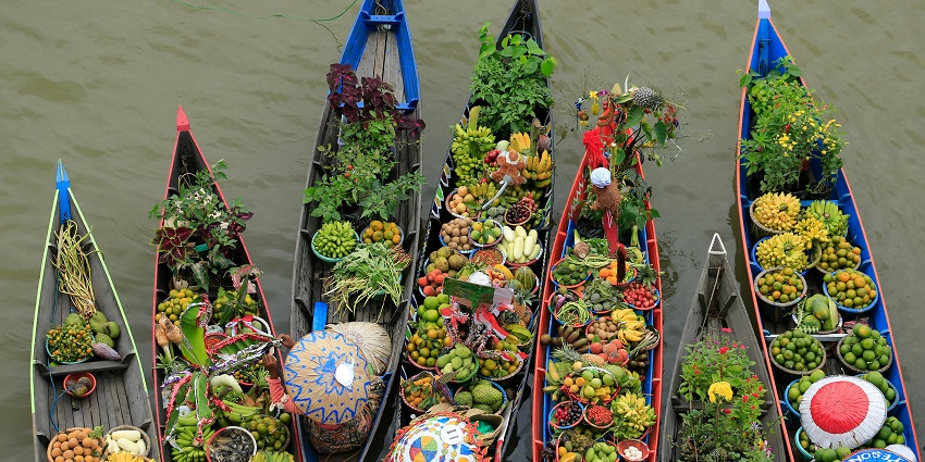 Khlong LatMayom Floating Market is one of the top markets for street shopping in Bangkok.