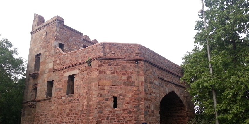 One of the best haunted places in Delhi, Khooni Darwaza have reported happenings of unsettling sensations.