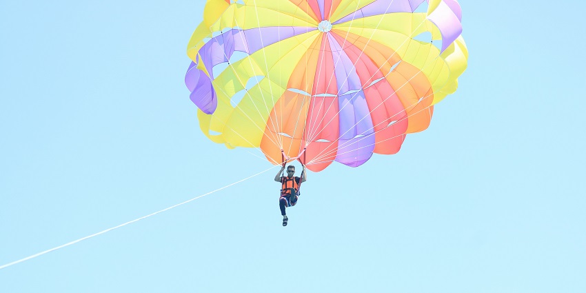Jaisalmer parasailing offer serene camel rides and Rajasthani hospitality to travellers.