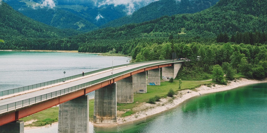 Khutaghat Dam is one of the most breathtaking tourist destinations for travellers.