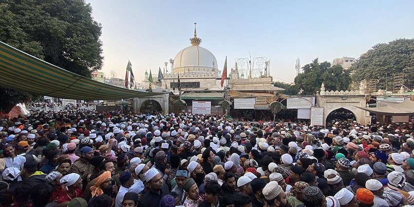 Khwaja Gharib Dragah is one of the best places to visit in Ajmer for spiritual souls.