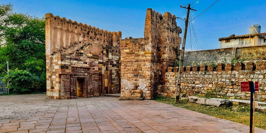 Kila Raipur boasts excellent architecture with intricate sculptures and ruins inside.