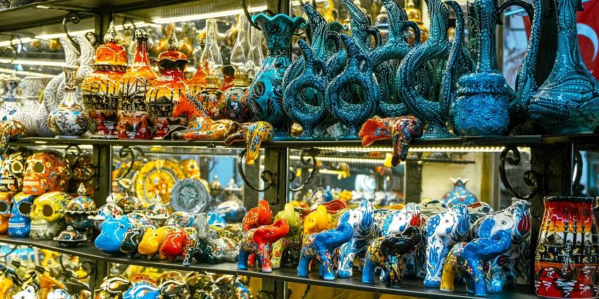 A glimpse of the Kinari Bazaar, one of the famous places for wedding shopping in Delhi.