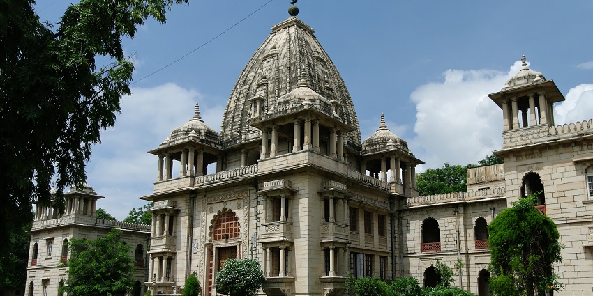 A view of Kirti Mandir, one of the top places to visit near Barda Wildlife Sanctuary.