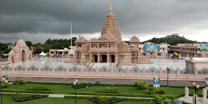 The elegance of Kirti Mandir, which is near the Vadodara Zoo.