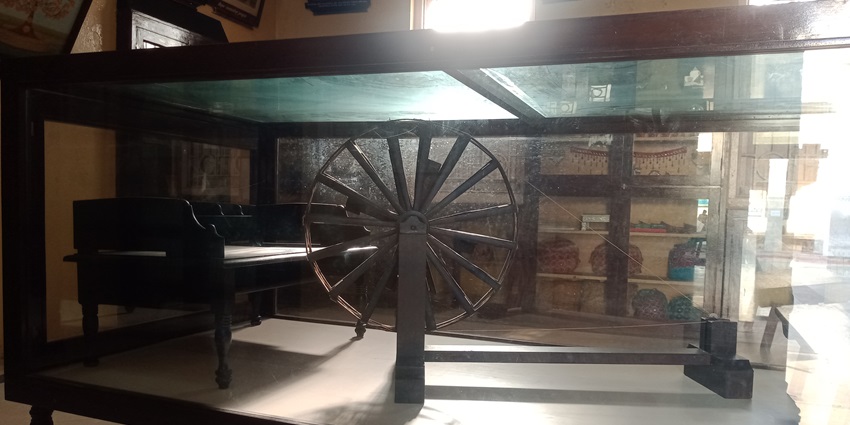 Kirti Mandir Museum in Vadodara showcases Gaekwad dynasty artefacts and architecture.