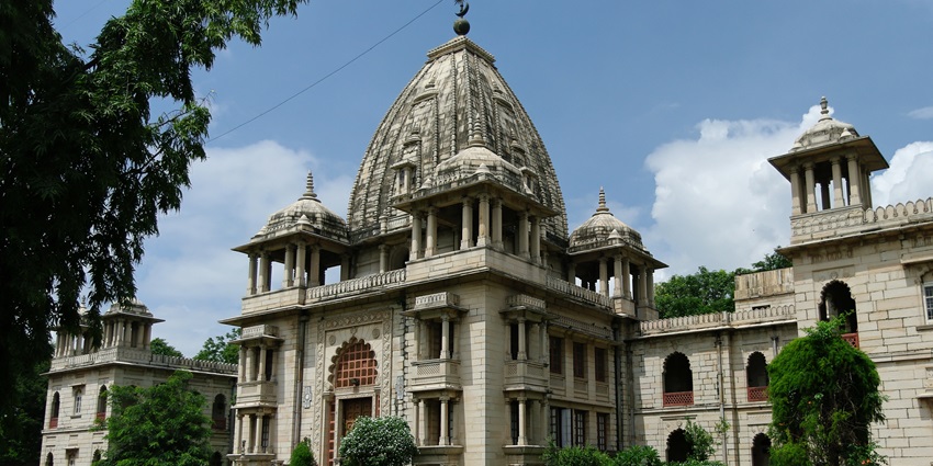 A glimpse of the towering Kirti Mandir, a spiritual tourist attraction in Gujarat.