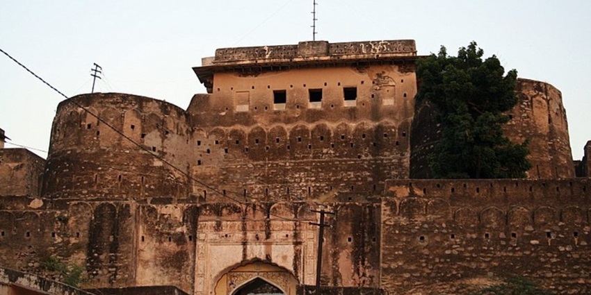 The majestic Kishangarh fort, reflects the region's heritage and architectural beauty.