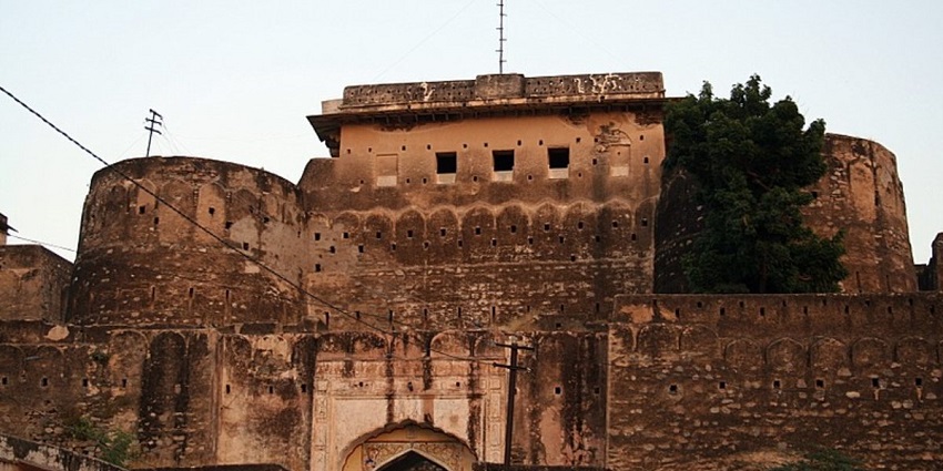 Kishangarh Fort features exquisite frescoes and stunning landscape views.