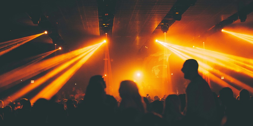 An image of people dancing in the Klub25 Thonglor nightclub, an exciting experience
