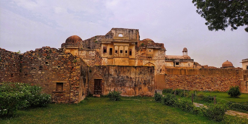 A scenic view of the majestic Kochhor Fort, one of the quaint Sikar forts in the region.