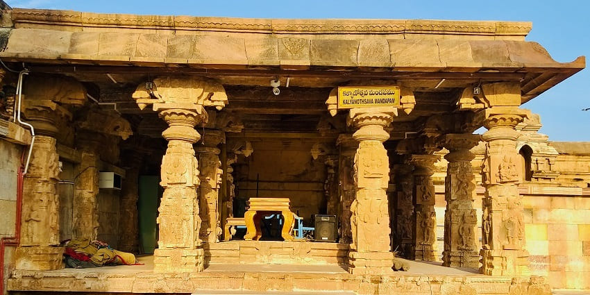 Side view of the 16th-century Kodandarama temple, Vontimitta in a clear sky.
