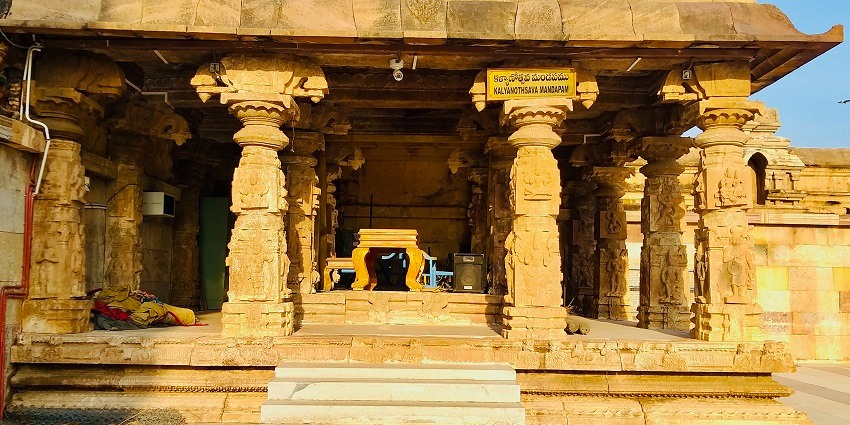 Side view of the 16th-century Kodandarama temple in Vontimitta, Andhra Pradesh.