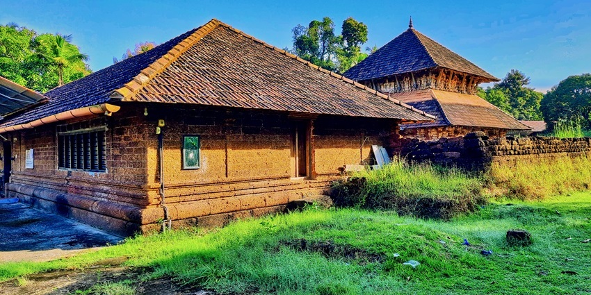 A picture of a historical temple in Pathanamthitta surrounded by lush greenery from all sides