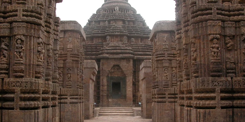 Konark Sun Temple has Kalinga architecture with intricate artwork and sculptures.
