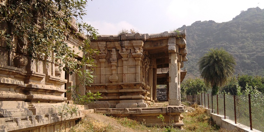 A picture of the ruins of a fort with rocks and wild plants nearby, one of the best tourist attractions near Vijayawada
