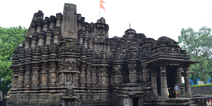 Kondeshwar Temple, among the best places to visit in Badlapur, offers a peaceful ambience and intricate carvings.