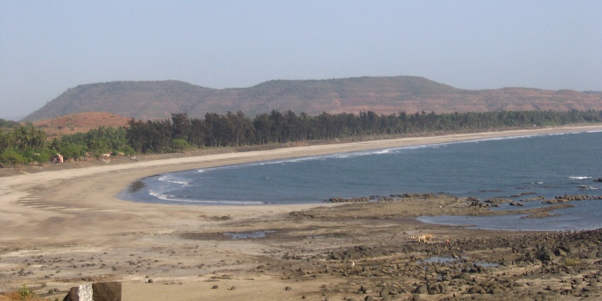 Divegar tourist places offer thrilling Kondivali Beach, featuring cliffs and exciting water sports.