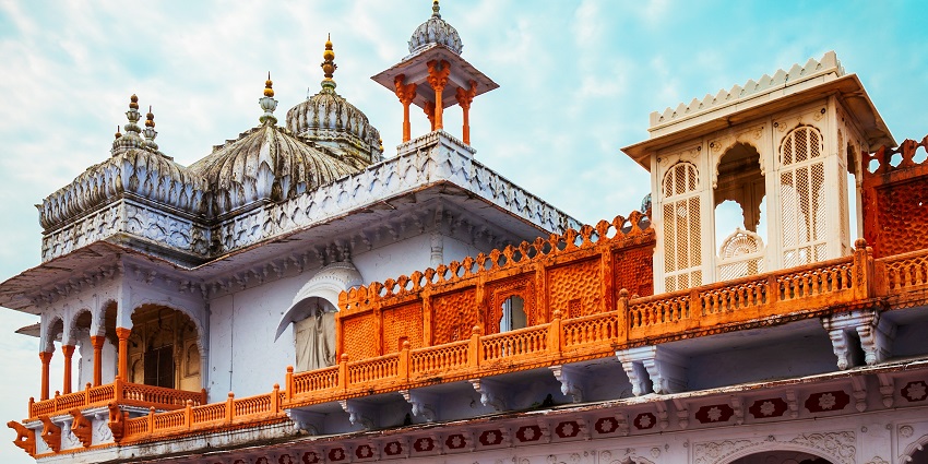 Kota Fort offers several attractions and transport links, making them easily accessible.