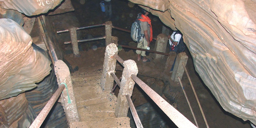 Get to explore one of the longest natural caverns located near Jagdalpur in the state.