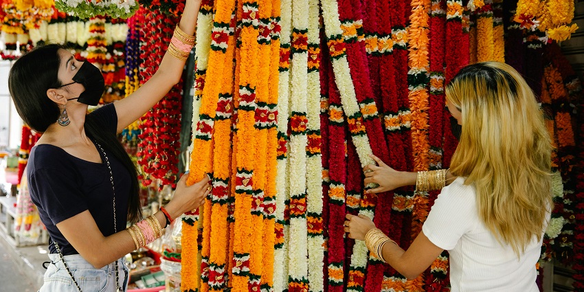 Krishna Mart is a multi-use marketplace and a famous spot for shopping in Dwarka.