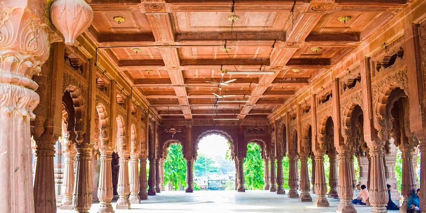 Krishnapura Chhatri is known for its elegant architecture and intricate carvings.