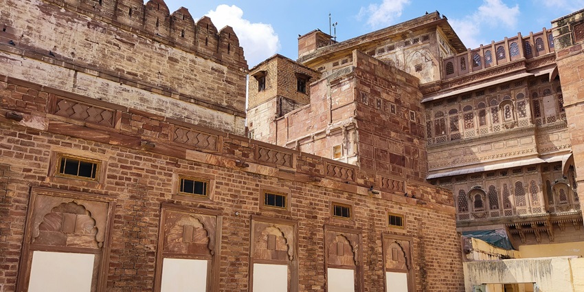 A scenic view of the iconic Kuchaman Fort in Rajasthan made up of red sandstone.