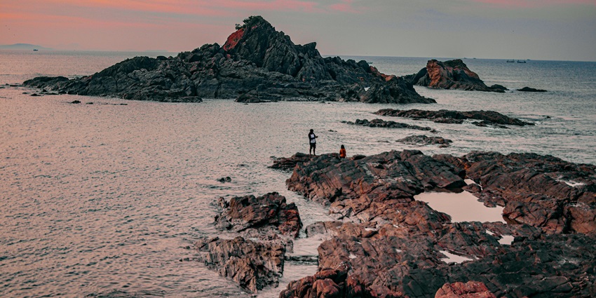 Kudle Beach , one among the beaches in Gokarna, highlights sunny shores, subtle waves, and calm ambiance.