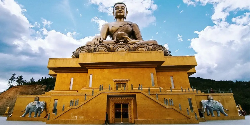 An image of a panoramic view of Buddha Dordenma, a peaceful spot for a picnic.