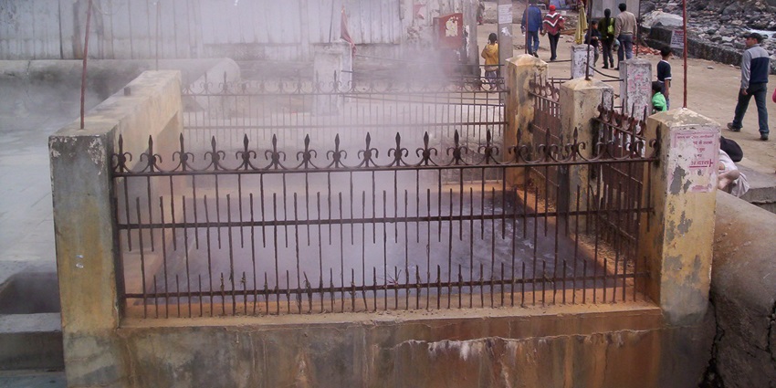 A picture of a hot spring in Kullu Manali with hot steam coming out of the enclosure