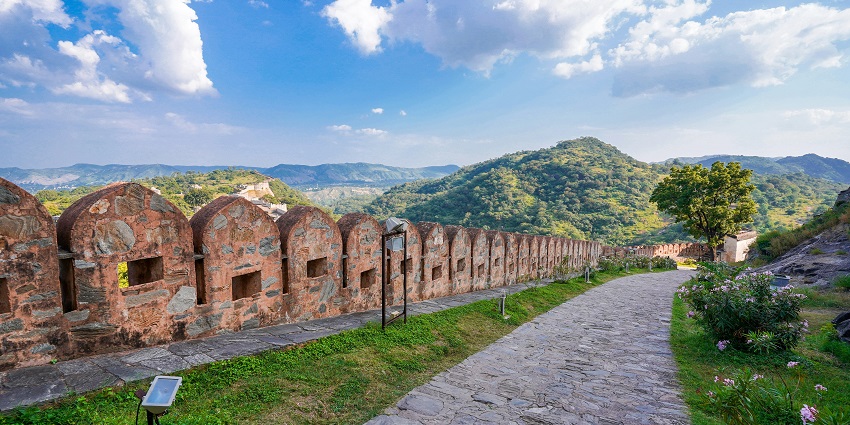 A mesmerising view of the Kumbhalgarh Fort’s massive walls with a scenic backdrop.