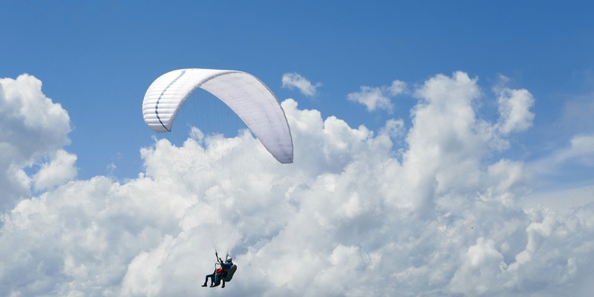 Paragliding reveals Kumbhalgarh Fort’s fortifications and Aravalli hills to travellers.