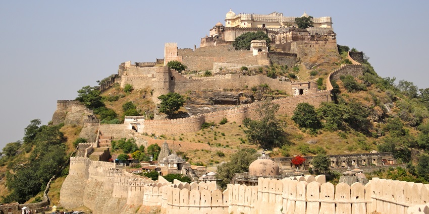 A view of the fort of Kumbhalgarh, one of the top places to visit in Rajasthan in May.