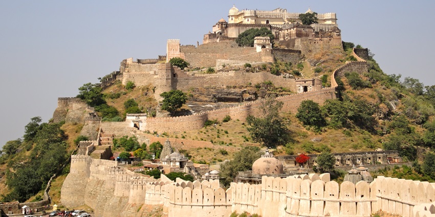 A view of the fort of Kumbhalgarh, one of the top places to visit in Rajasthan in May.