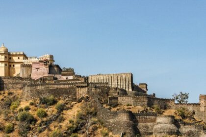 There are a lot of places to visit near Kumbhalgarh as an avid traveller in Rajasthan.