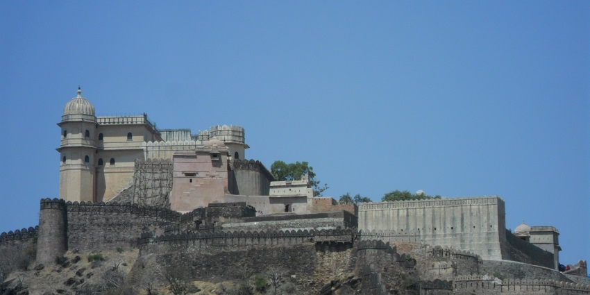 Stunning Kumbhalgarh Fort atop a hill, the must-visit tourist attraction in Kumbhalgarh.