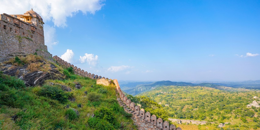A panoramic view of the majestic Kumbhalgarh Fort standing amidst rugged Aravalli hills.