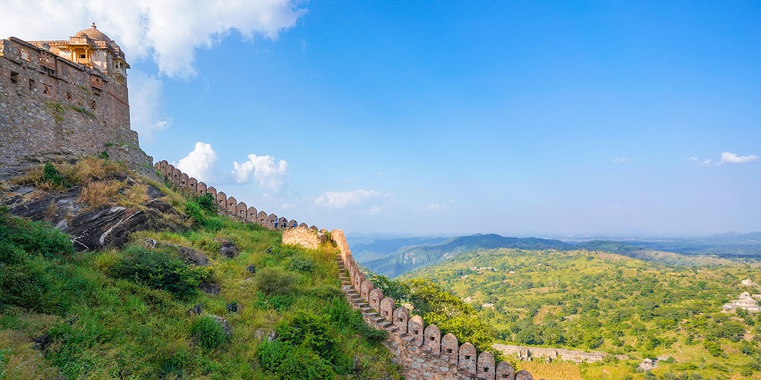 While visiting Udaipur fort, also visit Kumbhalgarh fort - surrounded by lush greenery
