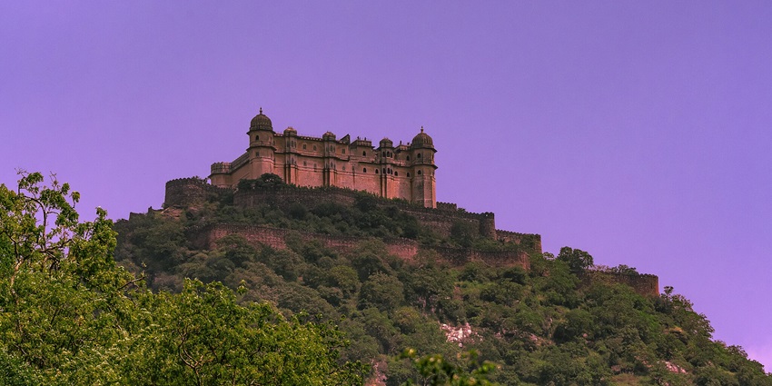 Panoramic image of the historic Kumnhalgarh fort and the Jungle in Rajasthan
